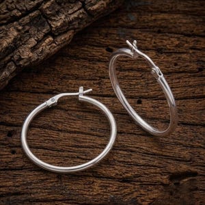 Klassiska silverörhängen, polerade minimalistiska rörörhängen, smycken i minimalistisk stil med 925 silver, tryckknappsspänne, present till henne