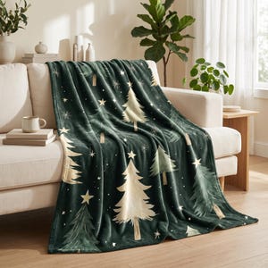 Könnte beinhalten: Eine dunkelgrüne Plüschdecke mit einem sich wiederholenden Muster aus stilisierten Tannenbäumen in Creme- und Hellgrüntönen, akzentuiert durch kleine weiße Sterne und zarte Schneeflockenmotive, die auf der weichen Stoffoberfläche verteilt sind.