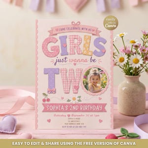 Pode incluir: Um cartão de convite de aniversário retangular com o texto "GIRLS just wanna be TWO" em padrões rosa, roxo e amarelo. Inclui uma moldura circular para foto de uma criança, um gráfico de cerejas, uma margarida e detalhes do 2º aniversário de Sophia.