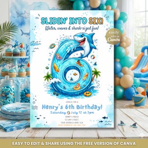Pode incluir: Um convite de aniversário azul e branco com o texto "Slidin' into Six!" e "Water, waves & shark-sized fun!". Um tubarão de desenho animado é apresentado no número seis, com ondas, pranchas de surf e palmeiras. O convite é para o 6º aniversário de Henry.