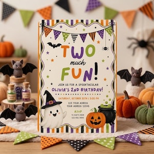 Pode incluir: Um convite de aniversário retangular com tema de Halloween, apresentando um fantasma com chapéu de bruxa, uma abóbora e um caldeirão preto. O texto diz: TWO much FUN! JOIN US FOR A SPOOKTACULAR OLIVIA'S 2ND BIRTHDAY! SATURDAY, OCTOBER 30TH.