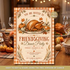 Pode incluir: Um convite retangular para um jantar de Friendsgiving com fundo bege e borda xadrez laranja. Apresenta um peru assado, abóboras e folhas de outono. O texto inclui: You are invited to Friendsgiving Dinner Party.