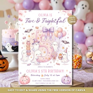 Pode incluir: Um convite de aniversário com um grande número cinco rosa com um laço roxo, rodeado por fantasmas, morcegos, doces e balões. O texto diz Olivia is Five & Frightful, Olivia's 5th Birthday, Saturday July 12 at 3pm.