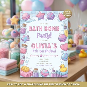 Op de afbeelding: Een rechthoekige uitnodiging met een lichtblauwe tegelachtergrond en illustraties van bruisballen, sterren, harten, glazen potten, pipetten en een gele badeend. De tekst luidt: JOIN US FOR A BATH BOMB PARTY! TO CELEBRATE OLIVIA'S 7th Birthday! Saturday July 12 at 3pm.