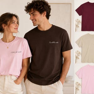 Könnte beinhalten: Eine Kollektion von kurzärmeligen T-Shirts mit Rundhalsausschnitt in Burgunderrot, Beige, Rosa und Dunkelbraun. Jedes Shirt hat einen kleinen, kursiven weißen Schriftzug auf der linken Brust mit den Phrasen "La dolce vita" oder "il dolce far niente".