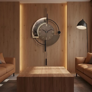 Puede incluir: Un reloj de pared moderno con una esfera circular y un diseño geométrico único. El reloj presenta una esfera marrón con manecillas negras y un marco de metal negro. Está montado en una pared de madera, creando una estética contemporánea y elegante.