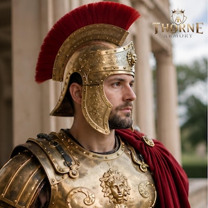 Könnte beinhalten: Ein goldfarbener römischer Helm mit roter Feder, Teil einer kompletten Rüstung. Die Rüstung weist aufwendige Details und ein Löwenkopf-Emblem auf. Das Bild enthält den Text "THORNE ARMORY".