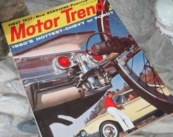 Könnte beinhalten: Ein Vintage-Cover des Magazins Motor Trend mit einem Vergleichstest von Chevrolet- und Ford-Autos aus den 1960er Jahren. Der Text auf dem Cover lautet "First Test - New Kerosene-Powered V8! Motor Trend 1960's Hottest - Chevy or Ford?"