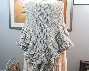 Chal triangular de lana de pescador de avena hecho a mano con nudo celta, diseño de hojas, borde y flecos en bucle.