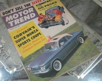 Könnte beinhalten: Eine Ausgabe des Motor Trend Magazins aus August 1960 mit einem Corvair Super Monza Sport Coupé auf dem Titelbild. Das Titelbild zeigt den Text "Verkaufen Sie die Sechs nicht zu kurz!" und "Kompakte Go-Packs Füllen größere Mühlen".