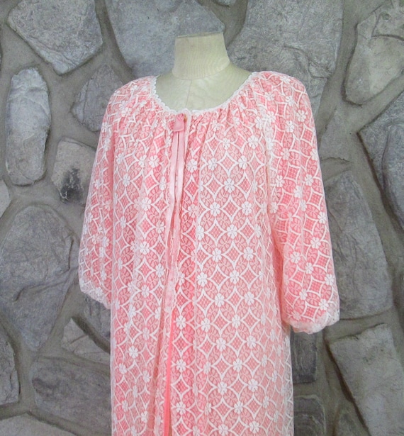 Vintage 1960's Pink Sheer & Lace Negligee Robe - image 2