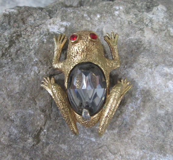 Vintage Jewel Center Goldtone Frog Brooch Pin - image 2