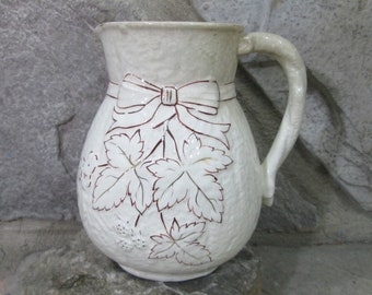 Jarra vintage de loza de Avalon con diseño de hojas color crema