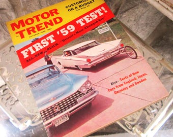 Könnte beinhalten: Eine Vintage-Ausgabe des Motor Trend Magazins vom Oktober 1958. Das Cover zeigt ein rot-gelbes Banner mit dem Text "FIRST '59 TEST!" und Bildern von klassischen Autos. Das Magazin enthält auch Tests neuer Autos aus England, Japan, Deutschland und Schweden.