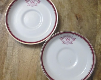 Platos con la marca de época del Grand Hotel Castello A Mare Taormina