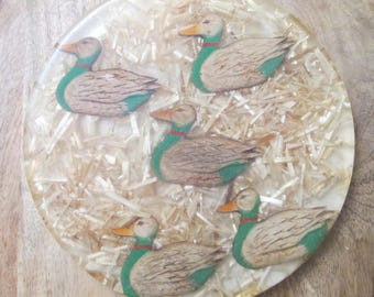 Salvamanteles vintage de Lucite con diseño de pato ánade real