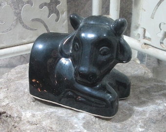 Salero antiguo con forma de toro