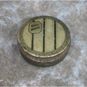 Vintage 1920&#39;s Nail White Metal Compact