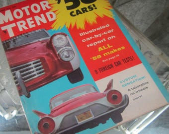 Könnte beinhalten: Ein Vintage-Cover des Magazins Motor Trend mit einem roten Auto aus dem Jahr 1958 mit dem Text "'58 CARS!" in großen gelben Buchstaben. Das Magazincover zeigt auch ein rotes Auto mit einem weißen Nummernschild, auf dem "KMC 642" steht.