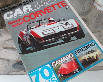 Könnte beinhalten: Ein Vintage-Magazincover mit einem weißen und roten Corvette-Rennwagen mit dem Text "CAR LIFE" und "Racing's fastest CORVETTE" auf dem Cover. Das Magazin ist aus dem März 1970 und zeigt weitere Autos wie einen Camaro und einen Firebird.