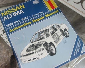 Op de afbeelding: Haynes Automotive Repair Manual voor Nissan Altima modellen van 1993 tot 1997. De cover toont een witte auto-illustratie met doorsneden en de tekst "NISSAN ALTIMA" en "Automotive Repair Manual".