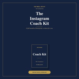 Könnte beinhalten: Eine marineblaue digitale Download-Grafik mit goldenen Akzenten. Der Text lautet "The Instagram Coach Kit" und "A full month of Instagram, written for you." Der untere Teil der Grafik lautet "Instant Digital Download."