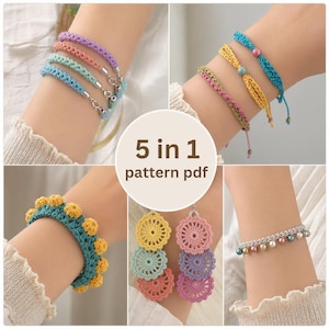 Könnte beinhalten: Eine Sammlung handgefertigten Häkelschmucks, darunter Armbänder und Ohrringe. Die Armbänder weisen verschiedene Farben und Designs auf, wie geflochtene Muster und Perlenakzente. Die Ohrringe zeigen ein mehrschichtiges, kreisförmiges Design in Pastelltönen. Der Text "5 in 1 pattern pdf" ist ebenfalls enthalten.