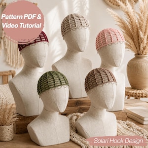 Peut inclure: Cinq bonnets de perruque au crochet de différentes couleurs, dont bordeaux, beige, rose, vert olive et marron, exposés sur des têtes de mannequin. Les bonnets ont une délicate bordure perlée. Le texte sur l'image indique "Pattern PDF & Video Tutorial" et "Solari Hook Design."