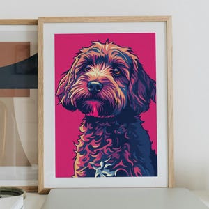 Puede incluir: Una impresión artística enmarcada con una colorida ilustración de un perro sobre un fondo rosa. El perro tiene un pelaje oscuro con reflejos azules, morados y naranjas. La obra de arte se exhibe en un escritorio blanco con otros elementos decorativos.