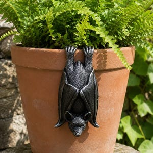Hanging Bat Pot Decor, Resin Garden Planter Ornament for Flower Pots, Window Boxes & Halloween Outdoor Decoration