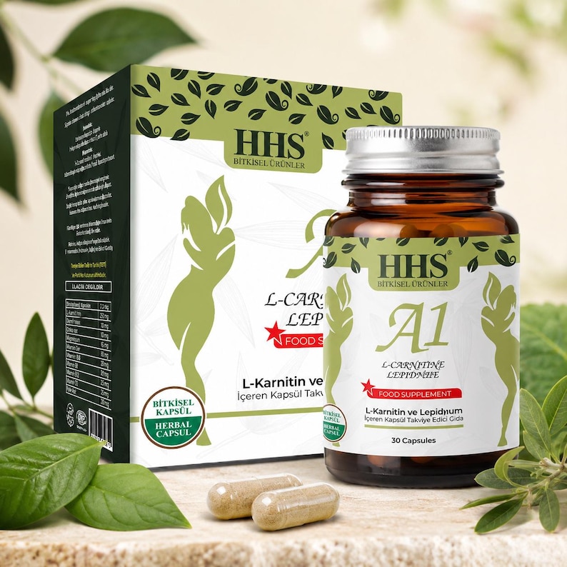 Puede incluir: Una botella de vidrio marr&oacute;n con tapa plateada y una caja de c&aacute;psulas de hierbas. La botella y la caja tienen etiquetas verdes y blancas con el texto "HHS" y "L-Carnitine Lepidium". Dos c&aacute;psulas est&aacute;n frente a la botella.