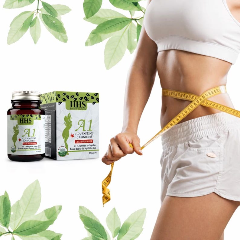 Puede incluir: Presentaci&oacute;n de un producto con un frasco y una caja del suplemento diet&eacute;tico A1 L-Carnitina Carnitina. El embalaje es blanco y verde, con la marca HHS. Una mujer se mide la cintura con una cinta m&eacute;trica amarilla.