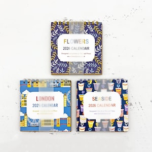 Calendario de escritorio tamaño MINI 2026 con calendario numérico: diseños de Londres, flores o costa.