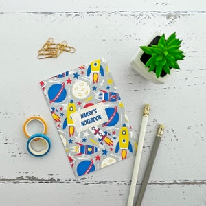 Cuaderno o libro de dibujo personalizado para un niño - diseño de cohetes espaciales - regalo con temática de astronomía - tamaños A6 o A5