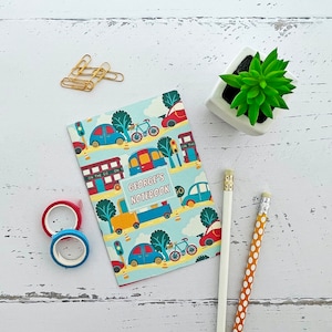 Cuaderno de bolsillo o cuaderno de dibujo con diseño de coches y vehículos personalizados: regalo ideal para un niño