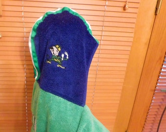 Toalla con capucha para niños aficionados al deporte con diseño de casco a rayas - Personalización gratuita