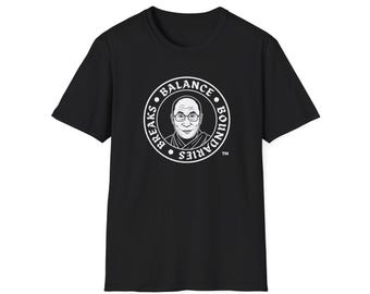 Könnte beinhalten: Ein schwarzes Kurzarm-T-Shirt mit einer weißen kreisförmigen Grafik auf der Brust. Das Design zeigt eine Strichzeichnung einer Person mit Brille innerhalb eines Rings mit dem Text BALANCE BREAKS BOUNDARIES und einem TM-Symbol.