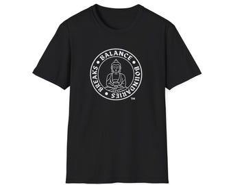 Könnte beinhalten: Ein schwarzes Kurzarm-T-Shirt mit einer weißen kreisförmigen Grafik auf der Brust. Das Design zeigt eine zentrale Abbildung einer sitzenden Buddha-Figur, umgeben von dem Text "BALANCE" und "BOUNDARIES" sowie einem Markenzeichen.
