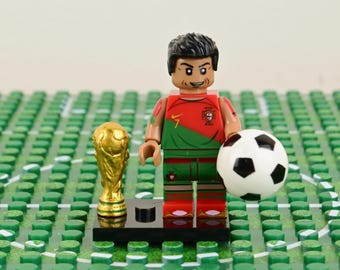 Minifigure di Cristiano Ronaldo, trofeo della leggenda del calcio portoghese CR7