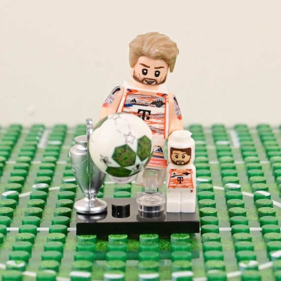 Harry Kane Minifigure, Bayern Munich 25/26 Third Kit, Football Legend Toy, Trophy Display