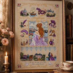 Könnte beinhalten: Ein gerahmtes Kreuzstich-Stickbild mit einer zentralen Darstellung einer Person mit langem rotbraunem Haar in einem violetten Kleid, umgeben von Vignetten mit Schiff, Maske, Schloss, Fächer, Schlüssel und Kutsche, sowie dem Text Angélique und Je suis née pour être libre. Libre comme le vent.