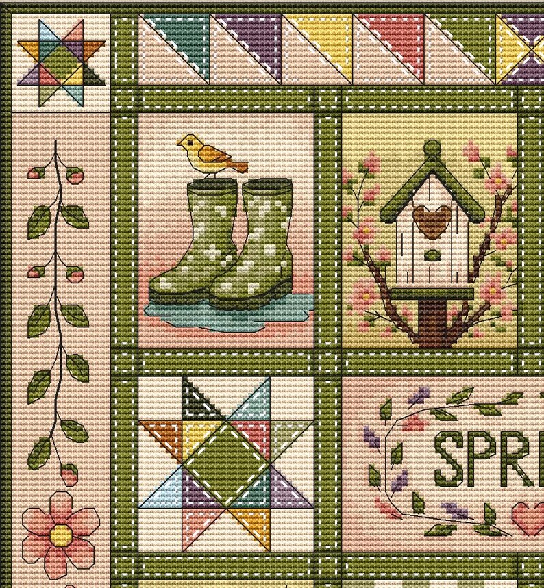 Op de afbeelding: Een kruissteekpatroon met een raster van seizoensgebonden motieven, waaronder een gele vogel op groene regenlaarzen, een vogelhuisje met roze bloesems, een veelkleurige ster en een rank met roze bloemen, omlijst door een donkergroene rand.