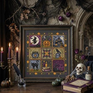 Op de afbeelding: Een ingelijst kruissteekkunstwerk met Halloween-thema, met een heks, pompoen, spookhuis, ketel, zwarte kat en andere motieven. Het kunstwerk staat op een houten tafel met kaarsen, een schedel en een toverboek.