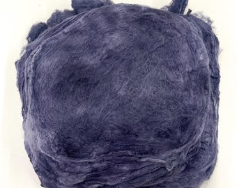 Fazzoletti di seta Mawata tinti a mano: arte tessile con fibre di carbone e argento