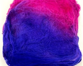 Lenços de fibra de seda tingidos à mão: seda Mawata magenta e roxa para feltragem