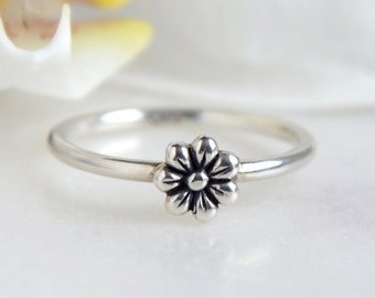 Sterling Silver Daisy Ring: Simple Floral Botanical Jewelry