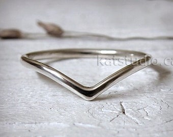 Chevron ring Sterling Silver 925 Pointy ring V shaped simple ring Stunning ring Recycled silver ring Minimalist jewelry Jewelry by KatStudio