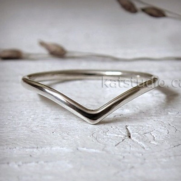 Chevron ring Sterling Silver 925 Pointy ring V shaped simple ring Stunning ring Recycled silver ring Minimalist jewelry Jewelry by KatStudio