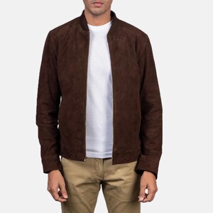 Puede incluir: Chaqueta bomber de ante marrón con cierre de cremallera. La chaqueta tiene cuello y puños de canalé. La persona lleva una camiseta blanca y pantalones color caqui.
