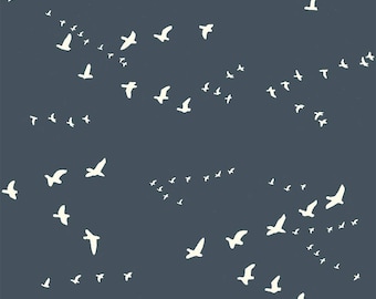 Tissu en coton bio bouleau, Flight in Dusk, collection Camp Holiday, tissu de courtepointe, tissu d'oiseaux